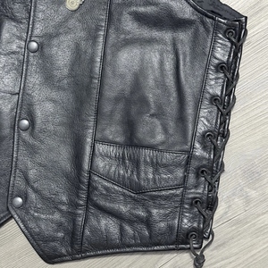 Gilet de motard en cuir véritable pour homme avec côtés à lacets, fermeture boutonnée, plusieurs poches et patch brodé d'aigle au dos - Product Image 5