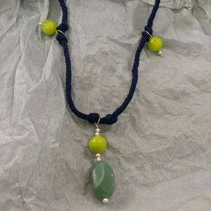 Collar de Cuentas de Resina Moderno, Joyería Artística Hecha a Mano para Mujer, Colores Vibrantes, Accesorio Ligero y Elegante - Product Image 5