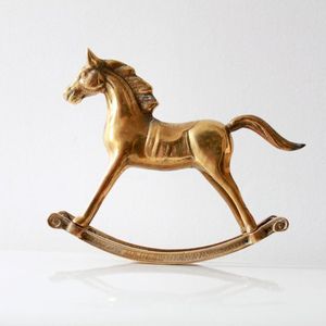 Centre de table en laiton moderne en forme de cheval pour une mise en scène contemporaine de la salle à manger et une décoration élégante pour la maison - Product Image 1