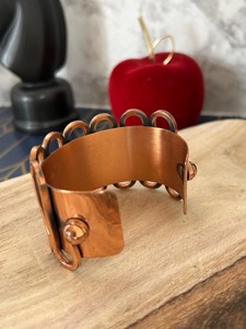 Brazalete de Cobre Hecho a Mano con Diseño Grabado Redondo, Estilo Antiguo, Unisex, Artesanía Metálica Hecha en India, Requisitos Personalizados, Coleccionable - Product Image 4