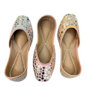 Chaussures pour femmes Khussa légères et brillantes, ornées de perles et de miroirs, brodées à la main, magnifiques, antidérapantes et personnalisables - Product Image 1