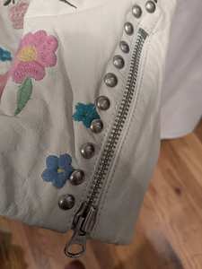 Veste en cuir pour femmes haut de gamme avec broderie florale, logo de marque personnalisé, fabricant de vestes en cuir véritable pour motards - Product Image 3