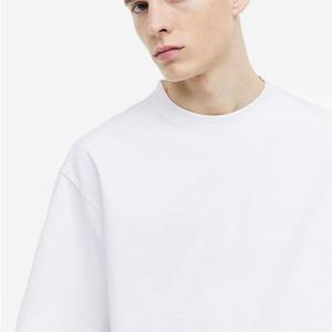 Polo de hombre color azul marino con media cremallera y conjunto de pantalón corto a juego. - Product Image 3