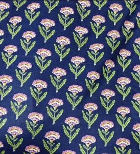 Tela de Algodón Cambray con Estampado Floral de la Mejor Calidad para Verano, Azul Marino con Patrón Rosa y Verde, Decoración para el Hogar para Niños y Niñas - Product Image 1