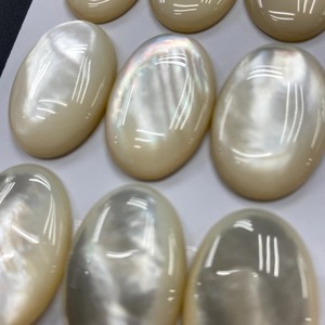 Perles de nacre blanches naturelles ovales 18x25mm de qualité AAA, perles en vrac pour la fabrication de bijoux, emballage en vrac, origine Rajasthan, Mehrajuddin Gems - Product Image 1