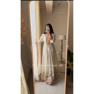 VESTIDO DE DISEÑADOR CON BORDADO DE GEORGETTE Y LENTEJUELAS CON DUPATTA BLANCA - Product Image 1