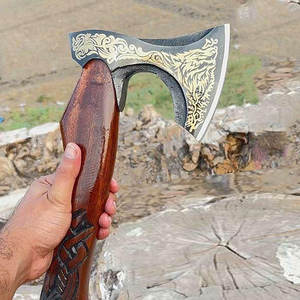Hache viking nordique artisanale industrielle avec lame en acier au carbone, tête gravée, poignée en cuir et manche en bois pour le camping en extérieur et la survie - Product Image 6