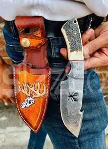 Cuchillo de caza OEM Wirecut de acero de Damasco, tipo Skinner, con mango de asta de ciervo, gancho para desollar, hoja fija, para camping, actividades al aire libre y EDC, con funda de cuero - Product Image 6