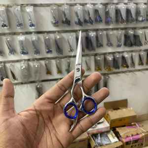 กรรไกรตัดผมสำหรับคนถนัดขวา ใบมีดตรง ปลายคม ผลิตจากเหล็กกล้าไร้สนิมญี่ปุ่น น้ำหนักเบา ด้ามจับขนาดกลาง สำหรับร้านทำผมและจัดแต่งทรงผม - Product Image 1