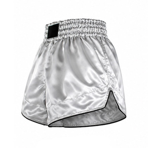 Shorts de boxe Muay Thai personnalisés pour hommes, en satin noir, polyester, taille haute, élastique, respirant, logo avant, sportif - Product Image 3