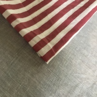 Tissu en coton imprimé à la main – Motif à rayures verticales rouges et blanches, textile indien