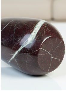Jarrón de Mármol Color Granate Oscuro Hecho a Mano, Jarrón de Piedra Natural Pulida con Vetas Blancas para Decoración de Hogar de Lujo y Detalles Modernos - Product Image 2