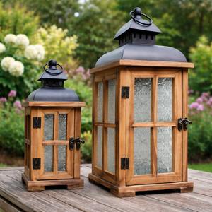 Lanterne à bougie en bois rustique vintage décorative avec dessus en métal noir et inserts en verre gaufré pour la décoration extérieure - Product Image 1