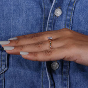 Anillo de compromiso de diamante cultivado en laboratorio Princess Cut en oro sólido de 14K con ajuste de pavé de distancia Certificado IGI para ocasiones especiales - Product Image 1