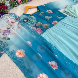 Conjunto de Vestido Georgette VASTRA COTTAGE con Mangas Bordadas a Mano, Pantalón y Dupatta de Seda Taby con Estampado Digital y Borde de Lentejuelas - Product Image 2