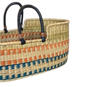 Cesta cambiador de mimbre artesanal con diseño naranja y azul oscuro, integrada con cesta cambiador de ratán para bebé y correas. - Product Image 2