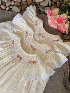 Robe florale pour bébé fille fabriquée à la main au Vietnam, en tissu de coton, smockée et brodée, style décontracté, OEM personnalisé - Product Image 4
