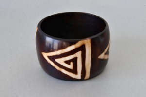 Colección Exclusiva de Brazaletes de Resina, Diseño Exclusivo, Acabado Liso, Precio de Fábrica al por Mayor - Product Image 4