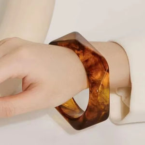 Brazaletes Modernos de Madera y Resina, Elegantes Atuendos para Fiestas, Regalos, Recuerdos, Artesanías de Resina Ecológicas - Product Image 1