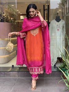 Ensembles très demandés pour femmes : Kurti orange droit en chinon pur avec pantalon et dupatta imprimée en chinon pur - Product Image 5
