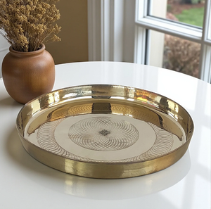 Ensemble de thali en bronze Kansa gravé avec un motif d'arbre, comprenant une assiette, trois bols, un gobelet et une cuillère, disponible à prix de gros. - Product Image 6