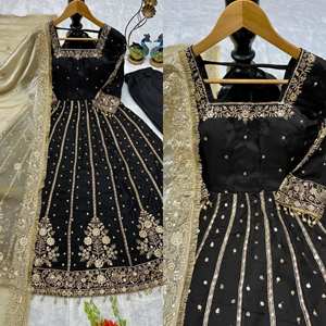 Ensemble de robe en soie lourdement brodée avec dupatta et pantalon – Tenue de fête - Product Image 1