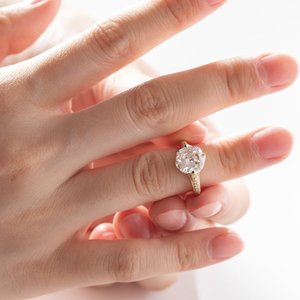 Bague de luxe en or 14 carats avec diamant de laboratoire de 3 carats de style ancien, sertie de diamants de laboratoire ronds de haute qualité et d'accentuations latérales à griffes - Product Image 1