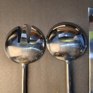 Juego de Cubiertos Modernos de Acero Inoxidable de 4 Piezas: Tenedor para Ensalada Ranurado, Cuchara para Servir Sólida, Cuchillo para Trinchar y Servidor de Pastel Ancho. - Product Image 6