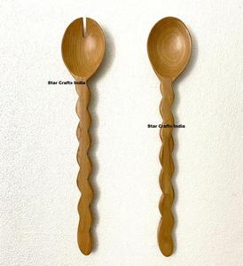 Ensemble cuillère et fourchette à salade en bois avec manche sculpté, ustensiles de cuisine en bois naturel faits à la main pour mélanger, saupoudrer et servir - Product Image 1