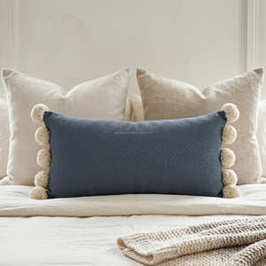 Housse de coussin lombaire texturée avec pompons, coussin décoratif contemporain pour banc, décoration de maison de style côtier - Product Image 3