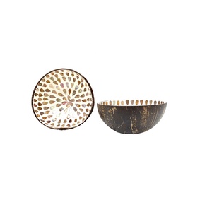 Cuencos de cáscara de coco artesanales vietnamitas con incrustaciones de conchas marinas - Product Image 2
