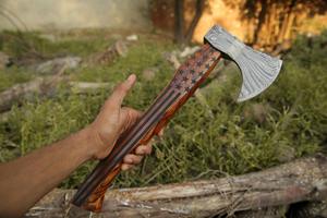Hache multifonctionnelle traditionnelle viking de haute qualité, forgée à la main en acier Damas, avec manche en bois, pour le camping, la chasse et l'usage industriel - Product Image 2