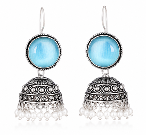 Pendientes Jhumka Vintage de Latón y Aleación de Zinc, Plateados en Plata Antigua con Piedra Azul |   Pendientes de Perlas Indias Hechos a Mano |   Étnico para Fiestas - Product Image 2