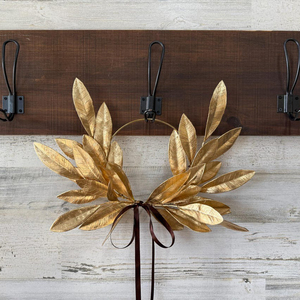 Corona de laurel dorada con aro minimalista decorado con hojas ascendentes y una larga y elegante cinta marrón para decoración - Product Image 4