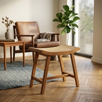 Tabourets de spa écologiques modernes, structure en teck massif, assise courbée en rotin tressé artisanal, meubles d'appoint pour chambre d'hôtel