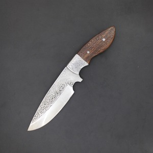 Couteau de chasse artisanal en acier inoxydable avec manche en bois gravé, lame à pointe tombante de 2,59 mm d'épaisseur, étui en cuir marron, service OEM - Product Image 1