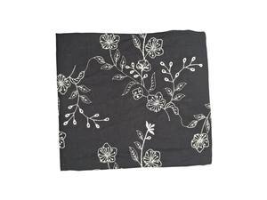 Tela de Algodón Negra Bordada de Primera Calidad con Diseño Floral Blanco en Relieve, Material Tejido para Vestidos - Product Image 5