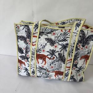 Bolso acolchado con estampado de selva para mujer, bolso de mano con diseño de animales exóticos, bolso de hombro de viaje de gran capacidad, ecológico, suave, plegable, con cremallera - Product Image 3