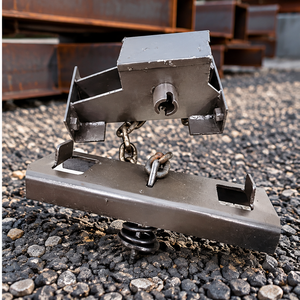 Pince de levage en acier robuste pour béton avec chaîne et ressort - Product Image 1