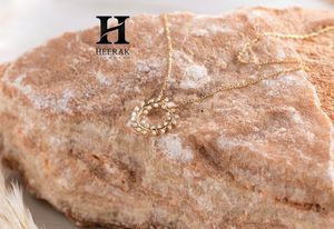 Fabricante de Joyería Fina Personalizada, Colgante de Corona de Diamantes en Oro de 14k - Elegante Collar Botánico para Venta al Por Mayor - Product Image 6