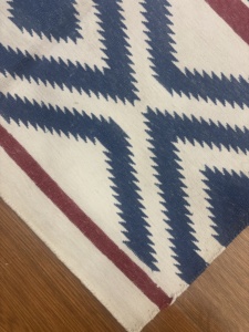 Tapis en coton tissé à la main, bleu foncé, vagues en zigzag, bordures latérales en diamant, lignes rouges accentuées, moderne, décoratif, écologique, prière, pique-nique - Product Image 3