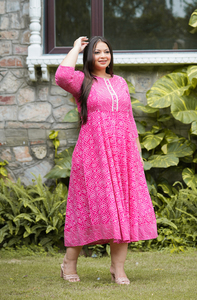 ชุดเดรสคลุมท้องแบบ Anarkali สีชมพูพิมพ์ลาย Bandhej คุณภาพสูง ไซส์ใหญ่ ผ้าเรยอน คอปก แขนสามส่วน ยืดหยุ่นได้ - Product Image 5