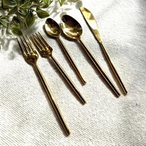 Ensemble de couverts élégants plaqués or, cinq pièces, fourchette et cuillère en acier inoxydable, couteau parfait pour les dîners élégants et les hôtels - Product Image 6