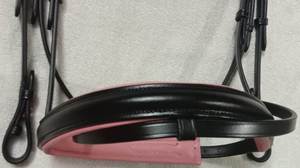 บังเหียนหนังสำหรับม้า Annabelle Equestrian พร้อมสายคาดหน้าผากประดับเพชร สีชมพู บุนวมสีดำ อุปกรณ์ขี่ม้า - Product Image 2