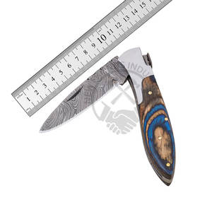 Cuchillo de bolsillo Damasco hecho a mano, personalizado, de primera marca, con mango de madera multicolor, el mejor cuchillo plegable para acampar y cazar. - Product Image 1
