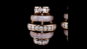 Pendientes de Aro con Diamantes en Varias Filas y Esmalte en Oro |   Diseño de lujo apilable |   Proveedor de Joyería OEM ODM |   Pendientes de Esmalte - Product Image 4