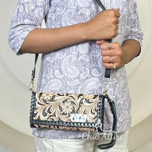 Pochette bandoulière en cuir véritable fait main et gravé à la main, porte-cartes organisateur en cuir de vache véritable, sacoche de style western pour femme - Product Image 1