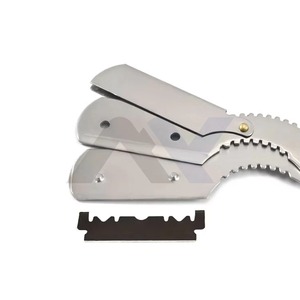 Navaja de Afeitar Profesional para Barbería con Bloqueo Giratorio, Cuchilla Recta Plegable en Negro y Plateado - Product Image 3