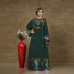 ชุดคาฟตันผ้าเรยอนพร้อมดีเทลปักลายบริเวณคอเสื้อ ขอบลายพิมพ์ แขนเสื้อทรงหลวม และดีไซน์ยาวคลุมเท้าอย่างสง่างาม - Product Image 2