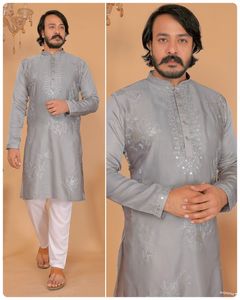 Ensemble Kurta Pyjama Brodé Dernière Collection, Tenue Traditionnelle Indienne et Pakistanaise pour Hommes, Ornée de Paillettes, Idéale pour Mariages - Product Image 2